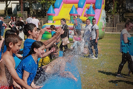 FESTA DA �GUA ANIMOU A TARDE  DE MAIS DE 400 CRIAN�AS
