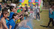 FESTA DA �GUA ANIMOU A TARDE  DE MAIS DE 400 CRIAN�AS